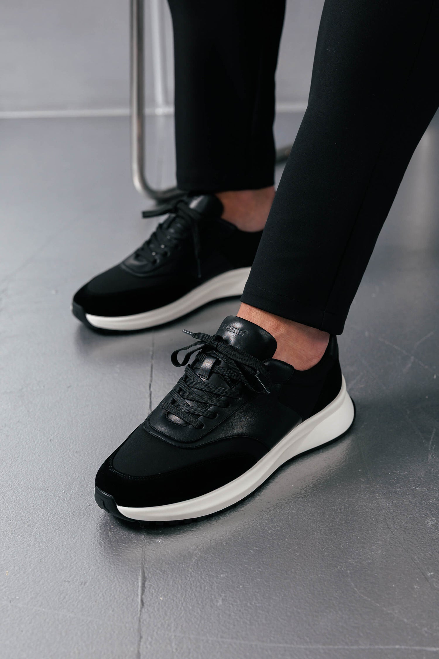 Legend London FOOTWEAR FORMA RUNNER - BLACK AND WHITE